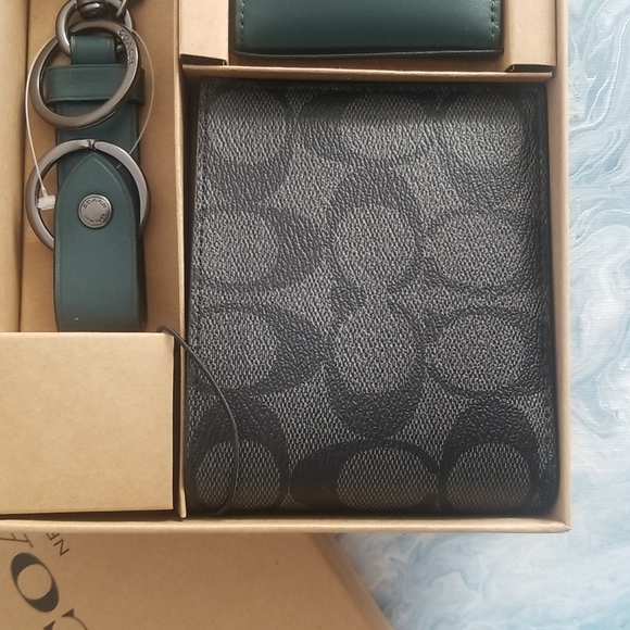 COACH 3 In 1 Wallet Gift Set - Picture 6 of 7